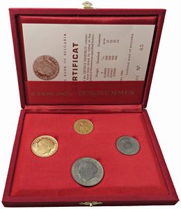 BULGARIA. REPUBBLICA (DAL 1944). ZECCA DI SOFIA. SET COMPLETO DI QUATTRO MONETE A CORSO LEGALE (LEVA 20 E 10 IN ORO; LEVA 5 E 2 IN ARGENTO) EMESSO DALLA BANCA NAZIONALE DELLA BULGARIA IN OCCASIONE DEL 20° ANNIVERSARIO DELLA REPUBBLICA POPOLARE (1944-1964). IN ASTUCCIO ORIGINALE E CERTIFICATO DI EMISSIONE N. 65  - Asta MEDAGLIE DI VENEZIA. MONETE E MEDAGLIE IN ORO ESTERE - Associazione Nazionale - Case d'Asta italiane