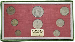 BULGARIA. REPUBBLICA (DAL 1944). ZECCA DI SOFIA. SET COMPLETO DI OTTO MONETE A CORSO LEGALE 1962/1966 (LEVA 2 E 1; 50, 20, 10, 5, 2 E 1 STOTINKI) IN ASTUCCIO ORIGINALE E CERTIFICATO DI EMISSIONE N. 118. LA SERIE È CORREDATA DA SVARIATE BANCONOTE CARTACEE DA 200 A 3 LEVA  - Asta MEDAGLIE DI VENEZIA. MONETE E MEDAGLIE IN ORO ESTERE - Associazione Nazionale - Case d'Asta italiane