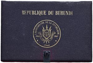BURUNDI. REPUBBLICA (DAL 1966). SERIE COMPLETA DI CINQUE VALORI IN ORO 900 (100, 50, 25, 20 E 10 FRANCHI 1967) IN ASTUCCIO ORIGINALE E CERTIFICATO DI EMISSIONE N. 54  - Asta MEDAGLIE DI VENEZIA. MONETE E MEDAGLIE IN ORO ESTERE - Associazione Nazionale - Case d'Asta italiane
