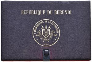 BURUNDI. REPUBBLICA (DAL 1966). SERIE COMPLETA DI CINQUE VALORI IN ORO 900 (100, 50, 25, 20 E 10 FRANCHI 1967) IN ASTUCCIO ORIGINALE E CERTIFICATO DI EMISSIONE N. 52  - Asta MEDAGLIE DI VENEZIA. MONETE E MEDAGLIE IN ORO ESTERE - Associazione Nazionale - Case d'Asta italiane