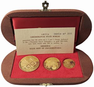 CECOSLOVACCHIA. REPUBBLICA SOCIALISTA (1960-1990). ZECCA DI KREMNITZ. SET DI TRE MONETE IN ORO (1, 3 E 5 DUCATI 1973) DELLA SERIE “THESAURUS SANCTI VENCESLAI” IN ASTUCCIO ORIGINALE E CERTIFICATO DI EMISSIONE. SERIE NUMERATA 266 SU UNA TIRATURA DI 500 ESEMPLARI  - Asta MEDAGLIE DI VENEZIA. MONETE E MEDAGLIE IN ORO ESTERE - Associazione Nazionale - Case d'Asta italiane