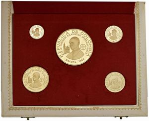 COLOMBIA. REPUBBLICA (DAL 1886). SERIE COMPLETA DI CINQUE VALORI IN ORO (1.500, 500, 300, 200, 100 PESOS 1968) IN ASTUCCIO ORIGINALE E CERTIFICATO DI EMISSIONE N. 254  - Asta MEDAGLIE DI VENEZIA. MONETE E MEDAGLIE IN ORO ESTERE - Associazione Nazionale - Case d'Asta italiane