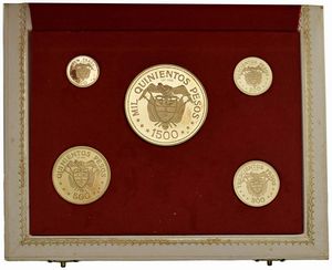 COLOMBIA. REPUBBLICA (DAL 1886). SERIE COMPLETA DI CINQUE VALORI IN ORO (1.500, 500, 300, 200, 100 PESOS 1968) IN ASTUCCIO ORIGINALE E CERTIFICATO DI EMISSIONE N. 254  - Asta MEDAGLIE DI VENEZIA. MONETE E MEDAGLIE IN ORO ESTERE - Associazione Nazionale - Case d'Asta italiane