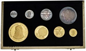 EMIRATI DEL FUJAIRAH. MUHAMMAD BIN HAMAD AL-SARQUI (1952-1974). SERIE DI OTTO VALORI 1969 (200, 100, 50, 25 RIYALS IN ORO; 10, 5, 2, 1 RIYALS IN ARGENTO) IN ASTUCCIO ORIGINALE CON INCISIONI IN ORO  - Asta MEDAGLIE DI VENEZIA. MONETE E MEDAGLIE IN ORO ESTERE - Associazione Nazionale - Case d'Asta italiane