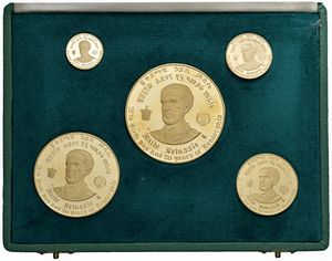 ETIOPIA. ZECCA DI SOFIA. SET COMPLETO DI CINQUE MONETE D’ORO A CORSO LEGALE (200, 100, 50, 20 10, DOLLARI 1966) PER COMMEMORARE IL 75º COMPLEANNO E I 50 ANNI DI H.I.M. HAILE SELASSIE I (1930-1974). IN ASTUCCIO ORIGINALE E CERTIFICATO DI EMISSIONE N. 3736 (MINTAGE 12.000)  - Asta MEDAGLIE DI VENEZIA. MONETE E MEDAGLIE IN ORO ESTERE - Associazione Nazionale - Case d'Asta italiane