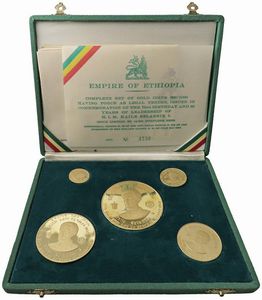 ETIOPIA. ZECCA DI SOFIA. SET COMPLETO DI CINQUE MONETE D’ORO A CORSO LEGALE (200, 100, 50, 20 10, DOLLARI 1966) PER COMMEMORARE IL 75º COMPLEANNO E I 50 ANNI DI H.I.M. HAILE SELASSIE I (1930-1974). IN ASTUCCIO ORIGINALE E CERTIFICATO DI EMISSIONE N. 3736 (MINTAGE 12.000)  - Asta MEDAGLIE DI VENEZIA. MONETE E MEDAGLIE IN ORO ESTERE - Associazione Nazionale - Case d'Asta italiane