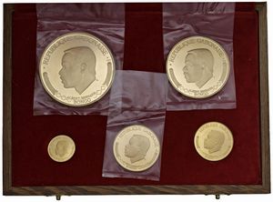 GABON. REPUBBLICA (DAL 1960). SERIE COMPLETA DI CINQUE VALORI IN ORO (20.000, 10.000, 5.000, 3.000 E 1.000 FRANCHI 1969) IN ASTUCCIO ORIGINALE E CERTIFICATO DI EMISSIONE N. 106  - Asta MEDAGLIE DI VENEZIA. MONETE E MEDAGLIE IN ORO ESTERE - Associazione Nazionale - Case d'Asta italiane