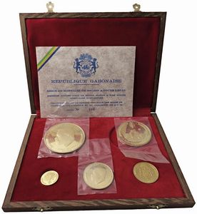 GABON. REPUBBLICA (DAL 1960). SERIE COMPLETA DI CINQUE VALORI IN ORO (20.000, 10.000, 5.000, 3.000 E 1.000 FRANCHI 1969) IN ASTUCCIO ORIGINALE E CERTIFICATO DI EMISSIONE N. 106  - Asta MEDAGLIE DI VENEZIA. MONETE E MEDAGLIE IN ORO ESTERE - Associazione Nazionale - Case d'Asta italiane