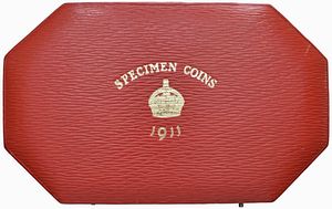 GRAN BRETAGNA. GIORGIO V (1910-1936). PROOF SET, LONDON MINT. CORONATION. 5 POUNDS (Au), 2 POUNDS (Au), SOVEREIGN (Au) E HALF SOVEREIGN (Au), HALF CROWN (Ar), FIORINO (Ar), SHILLING (Ar), SIXPENCE (Ar) E MAUNDY SET (Ar, 4 pz.). CON LA CUSTODIA ORIGINALE DI PRESENTAZIONE BORDEAUX E FREGI IN ORO  - Asta MEDAGLIE DI VENEZIA. MONETE E MEDAGLIE IN ORO ESTERE - Associazione Nazionale - Case d'Asta italiane