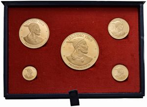 LESOTHO. MOSHOESHOE II (1966-1990). SET COMPLETO DI CINQUE MONETE D’ORO 916 A CORSO LEGALE (20, 10, 4, 2, 1 MALOTI 1969) IN ASTUCCIO ORIGINALE E CERTIFICATO DI EMISSIONE N. 144  - Asta MEDAGLIE DI VENEZIA. MONETE E MEDAGLIE IN ORO ESTERE - Associazione Nazionale - Case d'Asta italiane