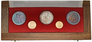 POLONIA. REPUBBLICA POPOLARE (1952-1989). SET DI CINQUE MONETE 1966 (20 E 10 ZLOTY IN ORO; TRE ESEMPLARI DA 100 ZLOTY IN ARGENTO) IN ASTUCCIO ORIGINALE. PRESENTI TRA GLI ARGENTI DUE ESEMPLARI “PROVA” CON BELLA PATINA IRIDESCENTE  - Asta MEDAGLIE DI VENEZIA. MONETE E MEDAGLIE IN ORO ESTERE - Associazione Nazionale - Case d'Asta italiane