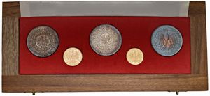 POLONIA. REPUBBLICA POPOLARE (1952-1989). SET DI CINQUE MONETE 1966 (20 E 10 ZLOTY IN ORO; TRE ESEMPLARI DA 100 ZLOTY IN ARGENTO) IN ASTUCCIO ORIGINALE. PRESENTI TRA GLI ARGENTI DUE ESEMPLARI “PROVA” CON BELLA PATINA IRIDESCENTE  - Asta MEDAGLIE DI VENEZIA. MONETE E MEDAGLIE IN ORO ESTERE - Associazione Nazionale - Case d'Asta italiane