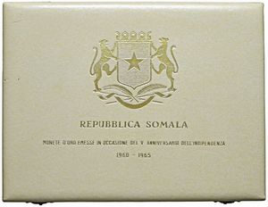 SOMALIA. REPUBBLICA. IN OCCASIONE DEL V ANNIVERSARIO DELL’INDIPENDENZA (1960-1965). SERIE COMPLETA DI CINQUE VALORI IN ORO 900 (20.000, 10.000, 5.000, 3.000 E 1.000 FRANCHI 1969) IN ASTUCCIO ORIGINALE E CERTIFICATO DI EMISSIONE NUMERATO 106 (MINTAGE 8.000)  - Asta MEDAGLIE DI VENEZIA. MONETE E MEDAGLIE IN ORO ESTERE - Associazione Nazionale - Case d'Asta italiane