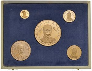 SOMALIA. REPUBBLICA. IN OCCASIONE DEL V ANNIVERSARIO DELL’INDIPENDENZA (1960-1965). SERIE COMPLETA DI CINQUE VALORI IN ORO 900 (20.000, 10.000, 5.000, 3.000 E 1.000 FRANCHI 1969) IN ASTUCCIO ORIGINALE E CERTIFICATO DI EMISSIONE NUMERATO 106 (MINTAGE 8.000)  - Asta MEDAGLIE DI VENEZIA. MONETE E MEDAGLIE IN ORO ESTERE - Associazione Nazionale - Case d'Asta italiane