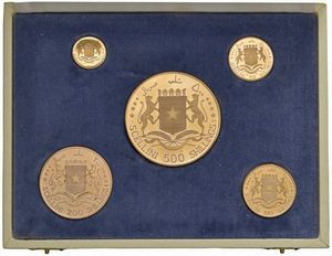 SOMALIA. REPUBBLICA. IN OCCASIONE DEL V ANNIVERSARIO DELL’INDIPENDENZA (1960-1965). SERIE COMPLETA DI CINQUE VALORI IN ORO 900 (20.000, 10.000, 5.000, 3.000 E 1.000 FRANCHI 1969) IN ASTUCCIO ORIGINALE E CERTIFICATO DI EMISSIONE NUMERATO 106 (MINTAGE 8.000)  - Asta MEDAGLIE DI VENEZIA. MONETE E MEDAGLIE IN ORO ESTERE - Associazione Nazionale - Case d'Asta italiane