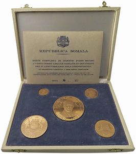 SOMALIA. REPUBBLICA. IN OCCASIONE DEL V ANNIVERSARIO DELL’INDIPENDENZA (1960-1965). SERIE COMPLETA DI CINQUE VALORI IN ORO 900 (20.000, 10.000, 5.000, 3.000 E 1.000 FRANCHI 1969) IN ASTUCCIO ORIGINALE E CERTIFICATO DI EMISSIONE NUMERATO 106 (MINTAGE 8.000)  - Asta MEDAGLIE DI VENEZIA. MONETE E MEDAGLIE IN ORO ESTERE - Associazione Nazionale - Case d'Asta italiane