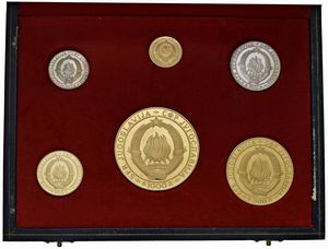 YUGOSLAVIA. REPUBBLICA FEDERALE SOCIALISTA (1943-1992). SET COMPLETO DI SEI MONETE A CORSO LEGALE (DINARI 1.000, 500, 200, 100, 50, 20) EMESSO IN OCCASIONE DEL 25&deg; ANNIVERSARIO DELLA FONDAZIONE DELLA REPUBBLICA FEDERALE SOCIALISTA. IN ASTUCCIO ORIGINALE E CERTIFICATO DI EMISSIONE N. 611  - Asta MEDAGLIE DI VENEZIA. MONETE E MEDAGLIE IN ORO ESTERE - Associazione Nazionale - Case d'Asta italiane