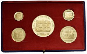 SEI MEDAGLIE IN ORO 900 CHE COMMEMORANO LA SPEDIZIONE DELL’APOLLO 11 SULLA LUNA NEL 1969 IN ASTUCCIO ORIGINALE E CERTIFICATO DI GARANZIA.  - Asta MEDAGLIE DI VENEZIA. MONETE E MEDAGLIE IN ORO ESTERE - Associazione Nazionale - Case d'Asta italiane
