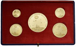 SEI MEDAGLIE IN ORO 900 CHE COMMEMORANO LA SPEDIZIONE DELL’APOLLO 11 SULLA LUNA NEL 1969 IN ASTUCCIO ORIGINALE E CERTIFICATO DI GARANZIA.  - Asta MEDAGLIE DI VENEZIA. MONETE E MEDAGLIE IN ORO ESTERE - Associazione Nazionale - Case d'Asta italiane