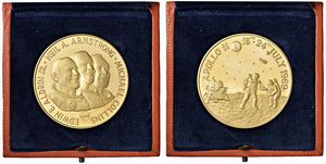 MEDAGLIA IN ORO 900 CHE COMMEMORA LA SPEDIZIONE DELL’APOLLO 11 SULLA LUNA NEL 1969 IN ASTUCCIO ORIGINALE  - Asta MEDAGLIE DI VENEZIA. MONETE E MEDAGLIE IN ORO ESTERE - Associazione Nazionale - Case d'Asta italiane