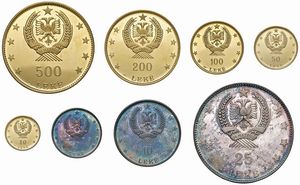 ALBANIA. REPUBBLICA SOCIALISTA POPOLARE (1945-1990). SET COMPLETO DI OTTO MONETE A CORSO LEGALE (LEKE 500, 200, 100, 50, 20 IN ORO E LEKE 25, 10, 5 IN ARGENTO) EMESSO CON DECRETO DEL 16 GENNAIO 1968. IN ASTUCCIO ORIGINALE IN PELLE CON FREGI COLOR ORO E CERTIFICATO DI EMISSIONE N. 407  - Asta MEDAGLIE DI VENEZIA. MONETE E MEDAGLIE IN ORO ESTERE - Associazione Nazionale - Case d'Asta italiane