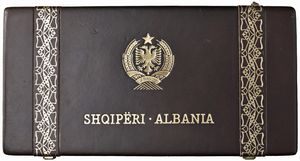 ALBANIA. REPUBBLICA SOCIALISTA POPOLARE (1945-1990). SET COMPLETO DI OTTO MONETE A CORSO LEGALE (LEKE 500, 200, 100, 50, 20 IN ORO E LEKE 25, 10, 5 IN ARGENTO) EMESSO CON DECRETO DEL 16 GENNAIO 1968. IN ASTUCCIO ORIGINALE IN PELLE CON FREGI COLOR ORO E CERTIFICATO DI EMISSIONE N. 407  - Asta MEDAGLIE DI VENEZIA. MONETE E MEDAGLIE IN ORO ESTERE - Associazione Nazionale - Case d'Asta italiane