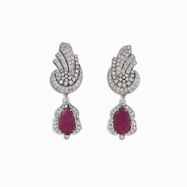 PAIO DI ORECCHINI PENDENTI CON RUBINI E DIAMANTI  - Asta Gioielli - Associazione Nazionale - Case d'Asta italiane