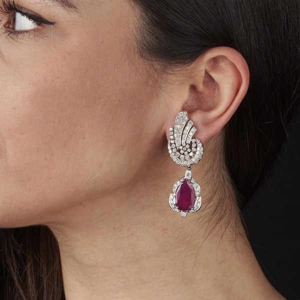 PAIO DI ORECCHINI PENDENTI CON RUBINI E DIAMANTI  - Asta Gioielli - Associazione Nazionale - Case d'Asta italiane