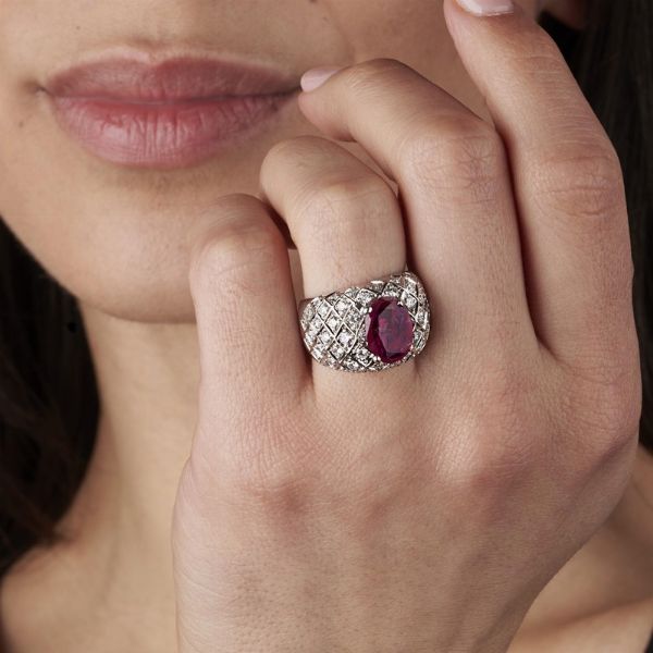 ANELLO A FASCIA CON RUBINO E DIAMANTI  - Asta Gioielli - Associazione Nazionale - Case d'Asta italiane