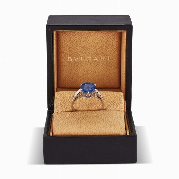 bulgari : BULGARI ANELLO CON ZAFFIRO BIRMANO E DIAMANTI  - Asta Gioielli - Associazione Nazionale - Case d'Asta italiane