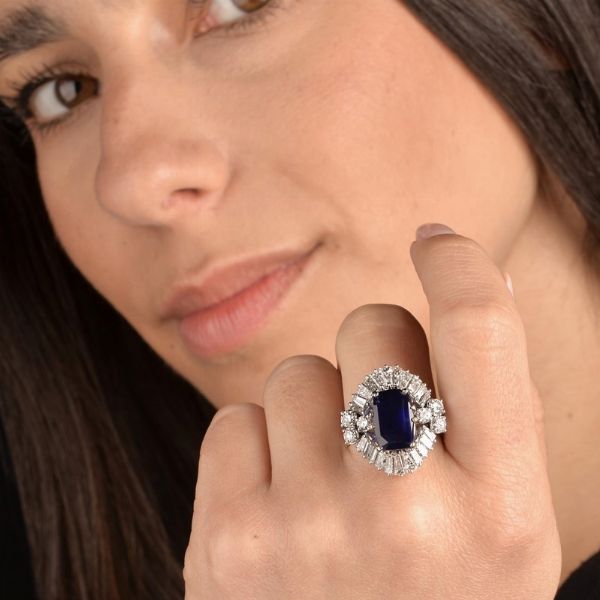 ANELLO CON ZAFFIRO BIRMANO E DIAMANTI  - Asta Gioielli - Associazione Nazionale - Case d'Asta italiane