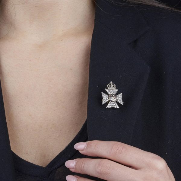 SPILLA REGIMENTAL CROCE DI MALTA  - Asta Gioielli - Associazione Nazionale - Case d'Asta italiane