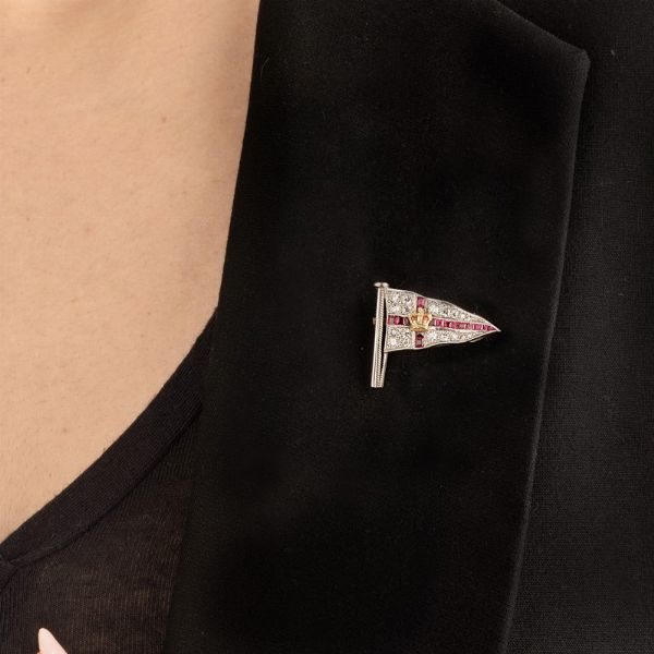 SPILLA REGIMENTAL A FORMA DI BANDIERA  - Asta Gioielli - Associazione Nazionale - Case d'Asta italiane