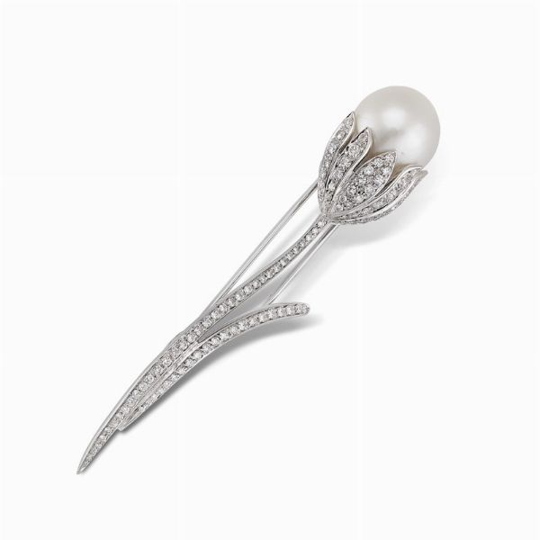 DAMIANI SPILLA A FORMA DI FIORE CON PERLA SOUTH SEA E DIAMANTI  - Asta Gioielli - Associazione Nazionale - Case d'Asta italiane