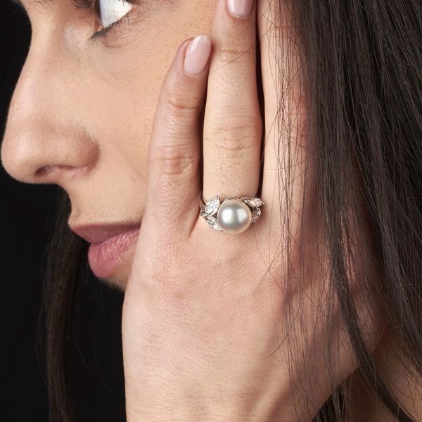 ANELLO CON PERLA E DIAMANTI  - Asta Gioielli - Associazione Nazionale - Case d'Asta italiane