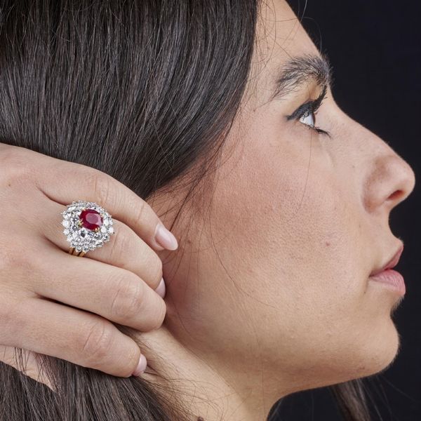 ANELLO CON RUBINO BIRMANO E DIAMANTI  - Asta Gioielli - Associazione Nazionale - Case d'Asta italiane