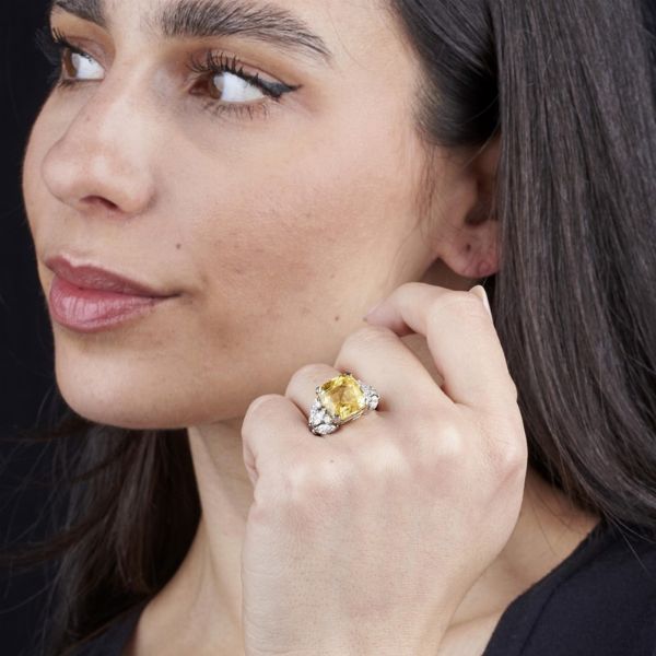 ANELLO FLOREALE CON ZAFFIRO GIALLO E DIAMANTI  - Asta Gioielli - Associazione Nazionale - Case d'Asta italiane