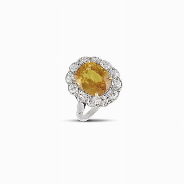ANELLO A FORMA DI FIORE CON ZAFFIRO GIALLO E DIAMANTI  - Asta Gioielli - Associazione Nazionale - Case d'Asta italiane