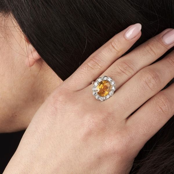 ANELLO A FORMA DI FIORE CON ZAFFIRO GIALLO E DIAMANTI  - Asta Gioielli - Associazione Nazionale - Case d'Asta italiane