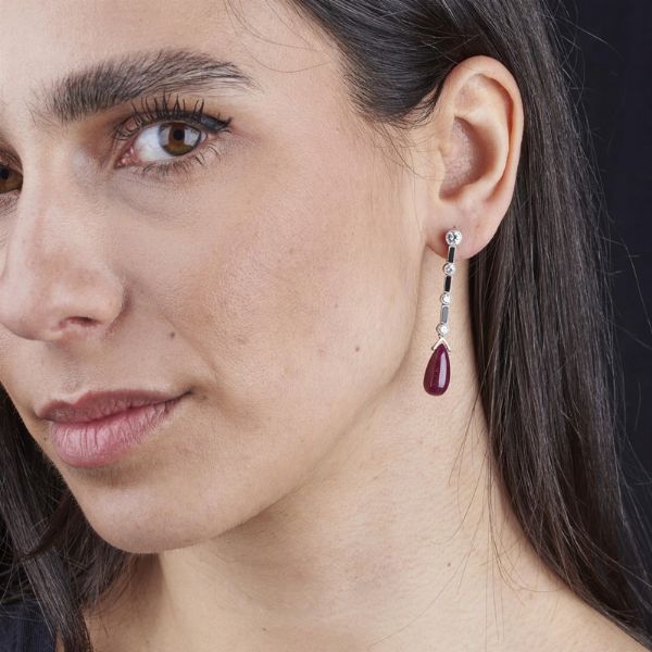 PAIO DI ORECCHINI PENDENTI CON RUBINI E DIAMANTI  - Asta Gioielli - Associazione Nazionale - Case d'Asta italiane