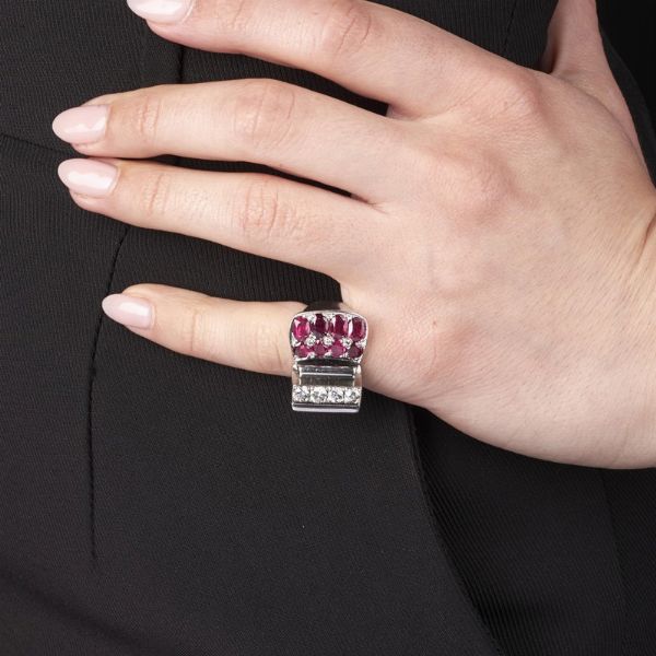 ANELLO A FASCIA CON RUBINI BIRMANI E DIAMANTI  - Asta Gioielli - Associazione Nazionale - Case d'Asta italiane