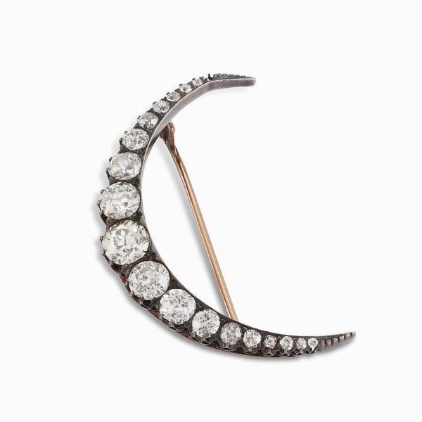 SPILLA A FORMA DI SEMILUNA CON DIAMANTI  - Asta Gioielli - Associazione Nazionale - Case d'Asta italiane