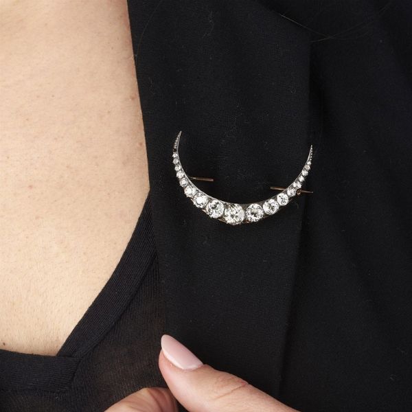 SPILLA A FORMA DI SEMILUNA CON DIAMANTI  - Asta Gioielli - Associazione Nazionale - Case d'Asta italiane