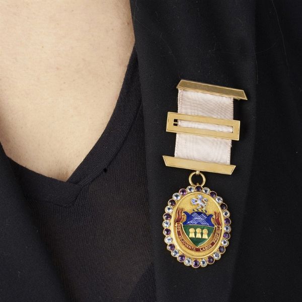 SPILLA-DISTINTIVO CON STEMMA SHEFFIELD  - Asta Gioielli - Associazione Nazionale - Case d'Asta italiane