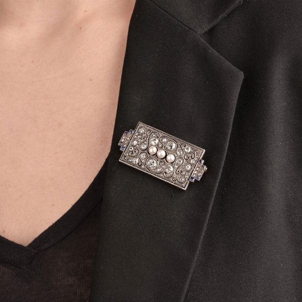 SPILLA CON PERLE ZAFFIRI E DIAMANTI  - Asta Gioielli - Associazione Nazionale - Case d'Asta italiane