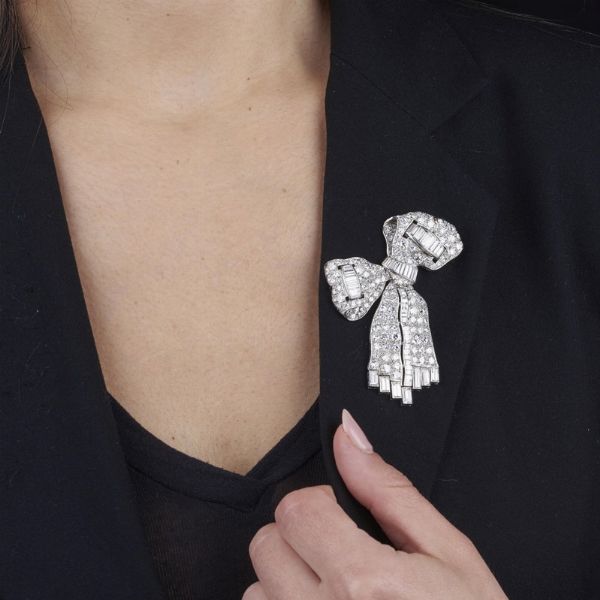 bulgari : BULGARI SPILLA A FORMA DI FIOCCO CON DIAMANTI  - Asta Gioielli - Associazione Nazionale - Case d'Asta italiane