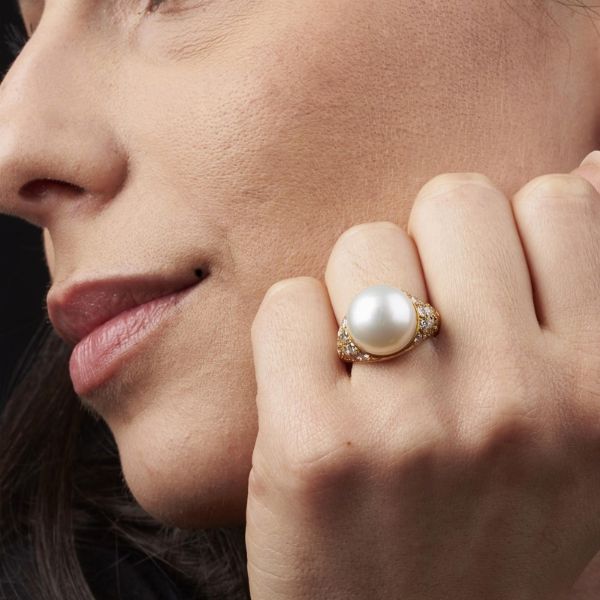 ANELLO CON PERLA SOUTH SEA E DIAMANTI  - Asta Gioielli - Associazione Nazionale - Case d'Asta italiane