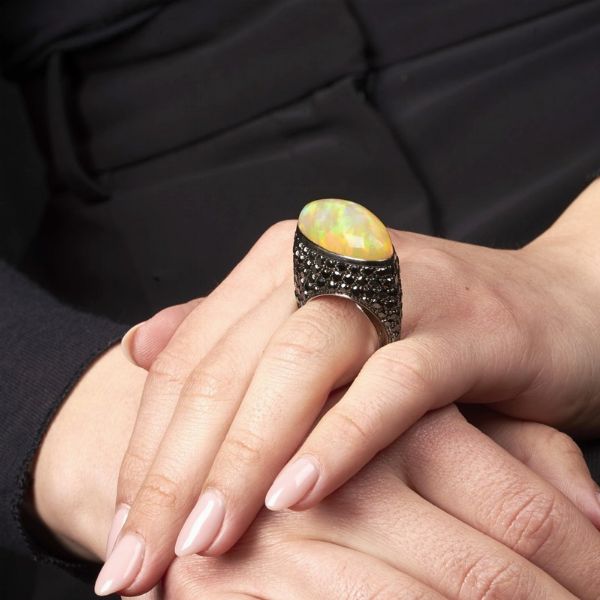 GRANDE ANELLO CON OPALE E DIAMANTI NERI  - Asta Gioielli - Associazione Nazionale - Case d'Asta italiane