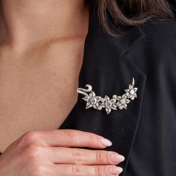 SPILLA A TRALCIO FIORITO  - Asta Gioielli - Associazione Nazionale - Case d'Asta italiane