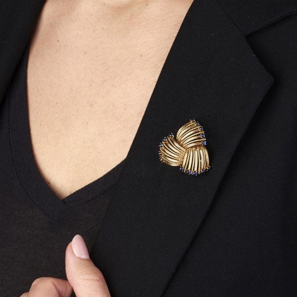 CARTIER : CARTIER LONDON SPILLA CON ZAFFIRI  - Asta Gioielli - Associazione Nazionale - Case d'Asta italiane
